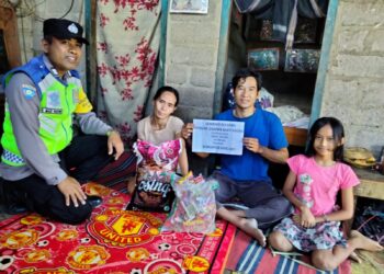 Peduli Penyandang Disabilitas, Bhabinkamtibmas Desa Tianyar Barat Salurkan Bantuan Paket Sembako