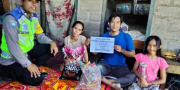 Peduli Penyandang Disabilitas, Bhabinkamtibmas Desa Tianyar Barat Salurkan Bantuan Paket Sembako