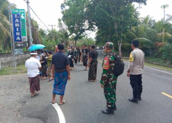 Hadir di Tengah Masyarakat, Bhabinkamtibmas Desa Candikusuma Berikan Pengamanan Upacara Pengabenan Warga