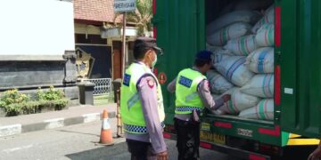 Hari Raya Galungan Kendaraan Keluar Masuk Bali di Pelabuhan Padangbai Tetap Diperiksa Secara Ketat