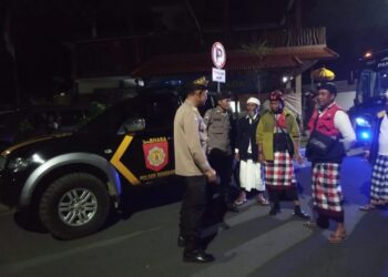 Sinergitas Polsek Rendang Dan Pecalang Melaksanakan Pengawalan Kegiatan Adat Pitra Yadnya