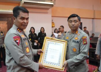 Kapolres Jembrana Terima Piagam Penghargaan Polres Terbaik Jajaran Polda Bali dalam Pelaksanaan Quick Wins Presisi 2022/2023