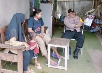 Bhabinkamtibmas Singakerta Sambangi Warga dan Sosialisasikan Aplikasi Super APP Presisi Polri