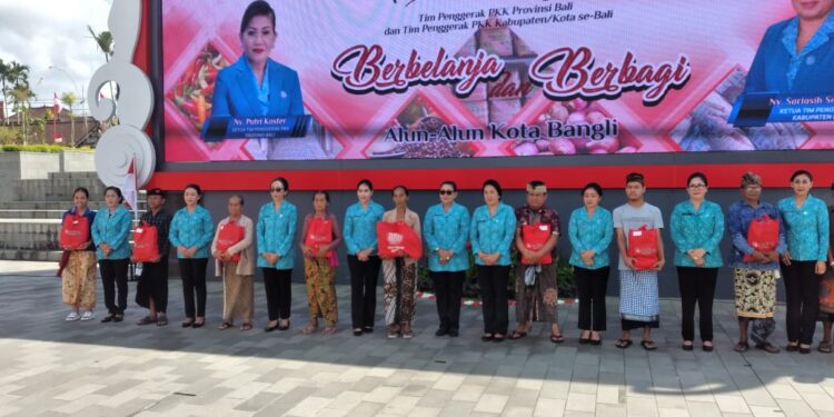 Personil Polsek dan Polres Bangli Laksanakan Pengamanan Kegiatan Pasar Rakyat TP. PKK Provinsi Bali Tahun 2023