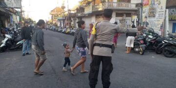 Jelang Kuningan, Personel  Polsek Tegallalang Atensi Pasar Tumpah.
