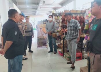 Temui Pedagang di Pasar Tematik Ubud, Polsek Ubud Serap Informasi Melalui Jum’at Curhat