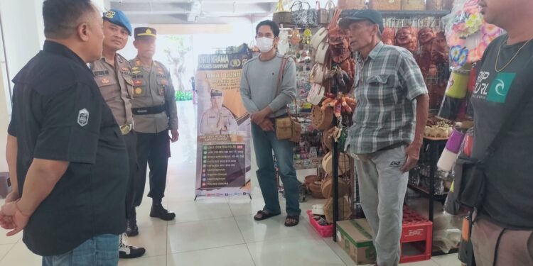 Temui Pedagang di Pasar Tematik Ubud, Polsek Ubud Serap Informasi Melalui Jum’at Curhat