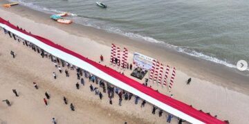 Kompak..! TNI – POLRI di Tanah Laut Gowes Bareng dan Bentangkan Merah Putih Sambut HUT Kemerdekaan RI Ke 78