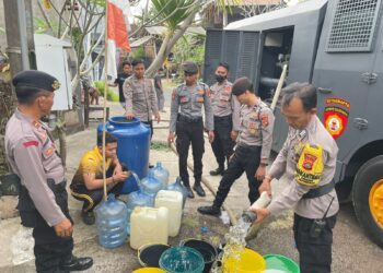 Satuan Samapta Polres Jembrana Luncurkan Program Bantuan Air Bersih di Lingkungan Dewasana