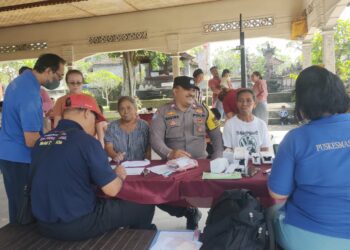Bhabinkamtibmas Singakerta Monitoring Giat Screening PTM Kolaborasi Posyandu Lansia di Wilayah Binaan