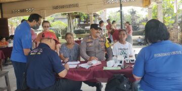 Bhabinkamtibmas Singakerta Monitoring Giat Screening PTM Kolaborasi Posyandu Lansia di Wilayah Binaan