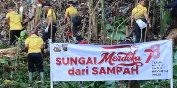 Kapolres Jembrana Memimpin Kerja Bhakti Bersih Sungai Ijo Gading dalam Rangka Peringatan HUT Kemerdekaan RI ke-78