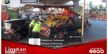 Personil Ditlantas Polda Sulsel Turun Lansung Saat Melihat Mobil Warga Mogok