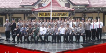 Kapolda Jatim Santuni Anak Yatim Saat Laksanakan Kunjungan Kerja Ke Polres Sampang