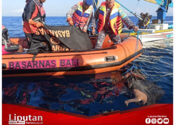 Sat Polairud Polres Jembrana dalam Tim SAR, Evakuasi Jasad Bocah 9 Tahun Terseret Arus