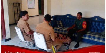 Tingkatkan Sinergitas di Wilayah, Babinsa Koramil Wlingi Gelar Kegiatan Komsos Dengan Perangkat Desa