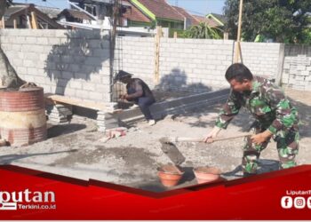 Wujud Manunggal Dengan Rakyat, Babinsa Koramil Selorejo Bantu Atasi Kesulitan Warga