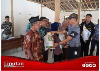 Bupati Gunungkidul Sunaryanta Serahkan Bantuan Pangan Cadangan Beras Tahap II Tahun 2023