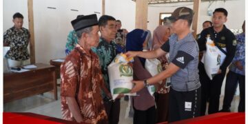 Bupati Gunungkidul Sunaryanta Serahkan Bantuan Pangan Cadangan Beras Tahap II Tahun 2023