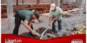 Wujud Kepedulian, Babinsa Koramil Kanigoro Bantu Warga Binaannya Membuat Kandang Kambing