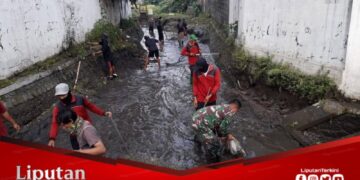 Peduli Kebersihan Lingkungan, Babinsa Koramil Sananwetan Bersama Warga Laksanakan Pembersihan Sungai