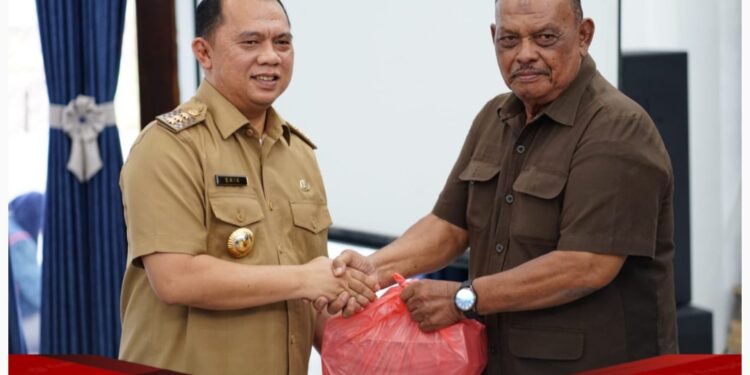 Bupati Labuhanbatu Bersama KNPI Menyerahkan Tali Asih Kepada Para Veteran