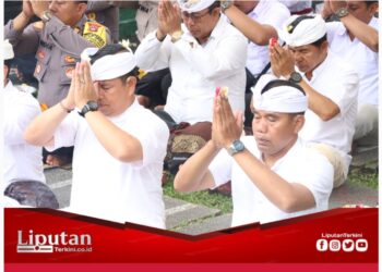 Polres Gianyar Laksanakan Sembahyang Bersama Dalam Rangka Hari Raya Saraswati