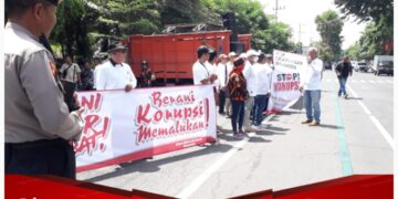 Peringati Hari Anti Korupsi Sedunia, Sejumlah Aktivis Anti Korupsi Banyuwangi Gelar Orasi