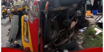 Truck Tronton Bermuatan Air Mineral Merk Aqua Hantam Angkot dan Kendaraan Lain
