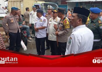 Tim Gabungan Pemkab Bireuen Tertibkan Loket Angkutan Umum di Terminal Lama Bireuen