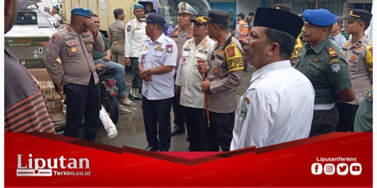 Tim Gabungan Pemkab Bireuen Tertibkan Loket Angkutan Umum di Terminal Lama Bireuen