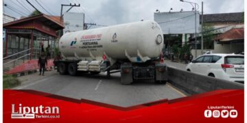 Diduga Rem Blong, Truk Tangki Bermuatan Elpiji Hantam Dump Truk