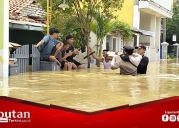 Polres Sampang Berikan Sembako Kepada Warga Terdampak Banjir
