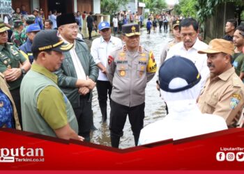 Kapolda Jateng dan Pangdam Berikan Bantuan Pada Warga Terdampak Banjir di Jepara