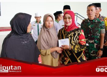 Plt. Bupati Labuhanbatu Hj. Ellya Rosa Siregar Serahkan Zakat Kepada Masyarakat Rantau Utara