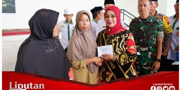 Plt. Bupati Labuhanbatu Hj. Ellya Rosa Siregar Serahkan Zakat Kepada Masyarakat Rantau Utara