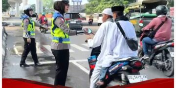 “Jangan Pernah Berhenti Berbuat Baik kepada Sesama”, Polwan Polda Sulsel Sampaikan Himbauan dan Berbagi Menu Buka Puasa