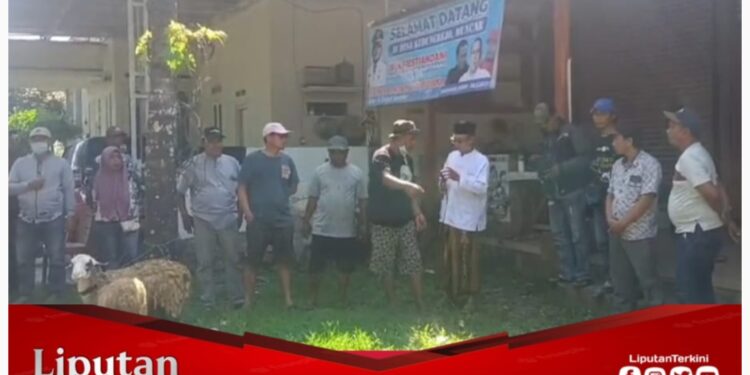 Sambut Idul Adha 1445 H, Relawan Ipuk Fiestiandani di Villa Gumuk Mas Muncar Sembelih Dua Ekor Kambing Kurban