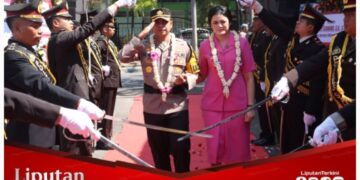 Pedang Pora Warnai Tradisi Pisah Sambut Kapolres Sampang