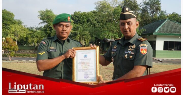 Piagam Prajurit Berprestasi Diberikan kepada Serda Waskuwadi oleh Dandim 0730/Gunungkidul di Waduk Sermo