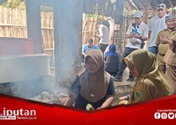 Bupati Ipuk Ngantor di Tiga Desa di Muncar, Home Industri Pengasapan Ikan Jadi Sasaran Kunker-nya