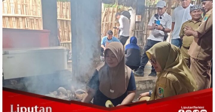 Bupati Ipuk Ngantor di Tiga Desa di Muncar, Home Industri Pengasapan Ikan Jadi Sasaran Kunker-nya