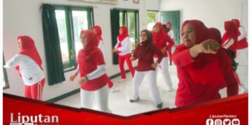 Memeriahkan HUT Kemerdekaan RI ke-79, Persit Kartika Chandra Kirana Ranting 20 Koramil Sempu Laksanakan Senam Bersama