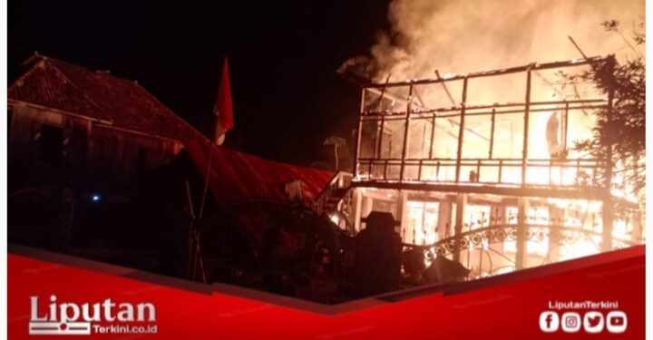 Satu Unit Rumah Panggung Terbakar, Personil Polsek Muara Kuang, BPBD, dan Warga Masyarakat Bantu Padamkan Api