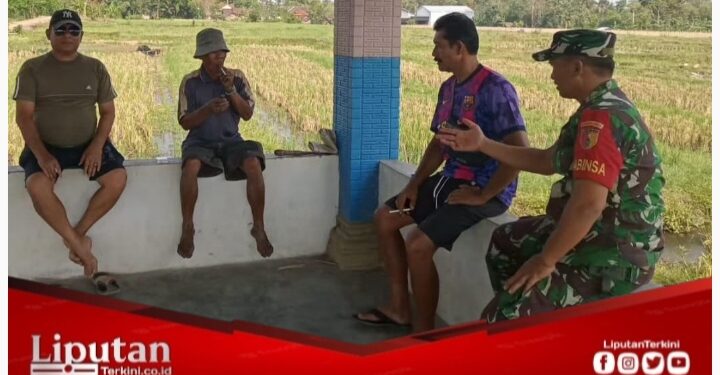 Pererat Silaturahmi dengan Warga Binaan, Babinsa Laksanakan Giat Komsos