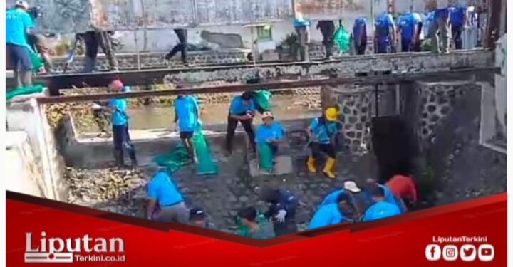 Jum’at Bersih, Sungai Wacth dan FRB Bersama PLC dan Warga Gelar Kerja Bakti