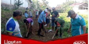 Gotong Royong Membangun Negeri: Babinsa Bersama Warga Sragi Buka Akses Menuju Makam dan Perkuat Irigasi