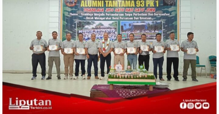 Ketua Umum Alumni Tamtama 93 PK 1 Tisabilaga 31 Serahkan Sertipikat pada Anggota