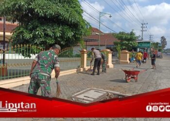 TNI Jalin Keakraban dengan Masyarakat melalui Karya Bakti