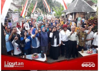 Kunjungi Desa Sumbersari, Ipuk di Sambut Ratusan Warga
